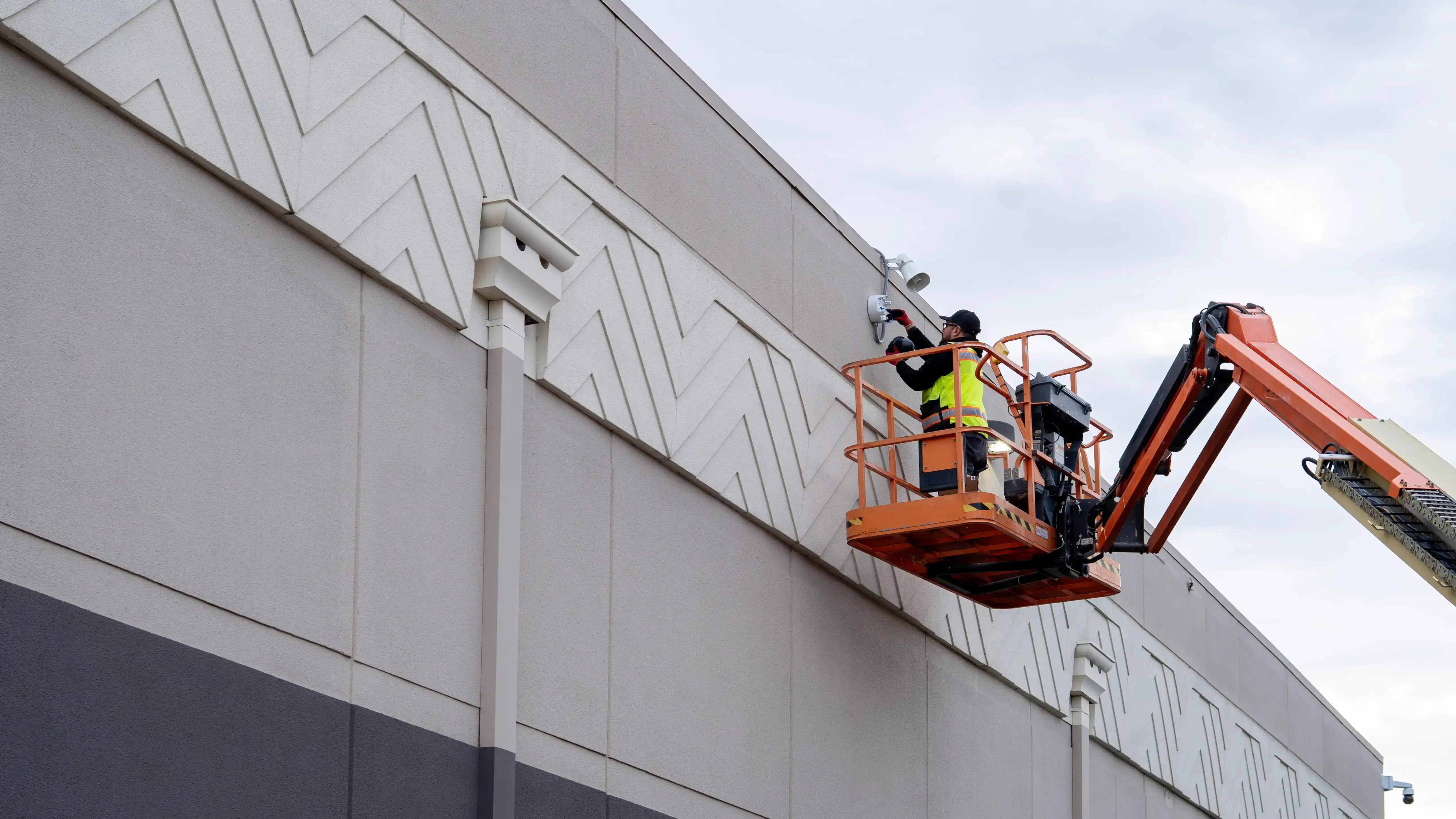 Peninsula Shopping Center Surveillance - Proava Tech Peninsula shopping center surveillance and LPR camera installation by Proava Tech - AXIS IP cameras, multi-building network photo 6